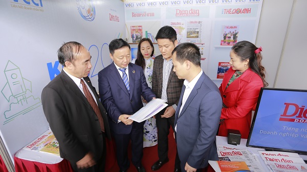Bộ trưởng Bộ Tài Nguyên Môi trường Trần Hồng Hà thăm gian trưng bày của Báo Diễn đàn Doanh nghiệp tại Hội báo.