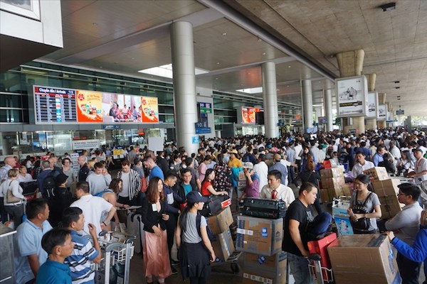 Nhà ga sân bay Tân Sơn Nhất luôn trong tình trạng quá tải. 