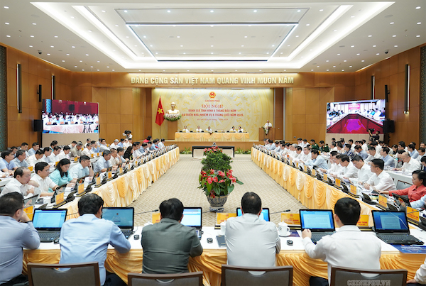 Hôm nay (ngày 4/7), dưới sự chủ trì của Thủ tướng Nguyễn Xuân Phúc, Chính phủ họp phiên thường kỳ tháng 6 trực tuyến với 63 tỉnh, thành phố.