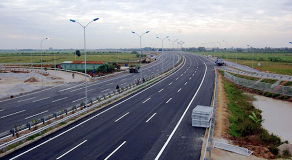 8 dự án xây dựng tuyến cao tốc Bắc - Nam phía Đông giai đoạn 2017-2020 theo hình đối tác công tư (PPP), loại hợp đồng BOT, gồm: Mai Sơn - quốc lộ 45, quốc lộ 45 - Nghi Sơn, Nghi Sơn - Diễn Châu, Diễn Châu - Bãi Vọt, Nha Trang - Cam Lâm, Cam Lâm - Vĩnh Hảo, Vĩnh Hảo - Phan Thiết và Phan Thiết - Đồng Nai.p/Dự kiến tổng mức đầu tư 8 dự án này 104.070 tỷ đồn