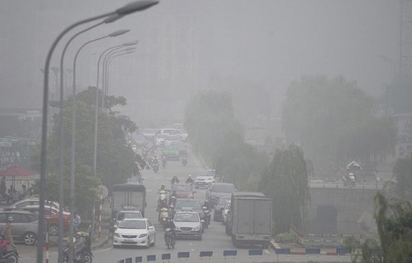 Hà Nội và TP. Hồ Chí Minh những ngày gần đây đang chìm trong lớp “sương mù” do ô nhiễm không khí và bụi mịn khiến nhiều người cảm thấy khó chịu, lo lắng