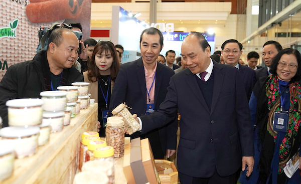 Thủ tướng thăm gian hàng của các doanh nghiệp trưng bày tại Hội nghị