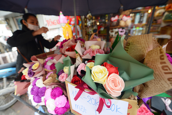 Hoa giấy handmade cũng là món quà hút khách vào mùa lễ tình nhân nhưng nay cũng 