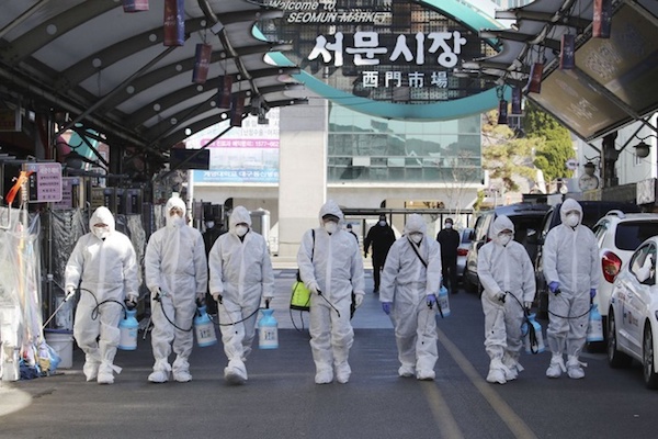 Nhân viên y tế Hàn Quốc khử trùng chợ tại thành phố Daegu. Ảnh: AP.