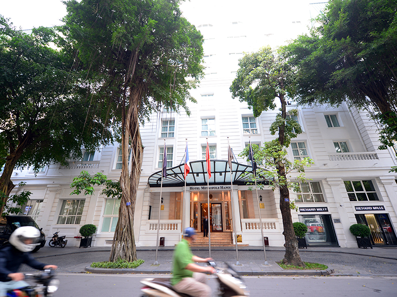  tên giao dịch tiếng Anh: Hotel Sofitel Legend Metropole Hanoi, là một khách sạn 5 sao nằm ở số 15 phố Ngô Quyền, phường Tràng Tiền, quận Hoàn Kiếm, thành phố Hà Nội.