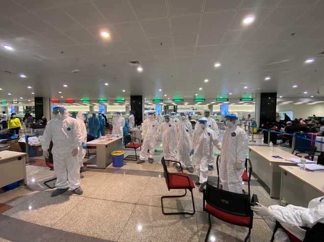 Hà Nội đã huy động 40 bác sĩ lấy mẫu xét nghiệm COVID-19 tại sân bay Nội Bài. Tuy nhiên đang tăng cường thêm 50 bác sĩ do số mẫu bệnh phẩm gấp đôi so với dự kiến.