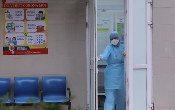[COVID-19] Hai nhân viên y tế đầu tiên tại Việt Nam nhiễm SARS-CoV-2