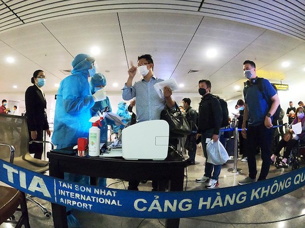 Cảng hàng không Tân Sơn Nhất, TP HCM dự kiến sẽ đón hơn 17.000 người nhập cảnh về nước tránh dịch.