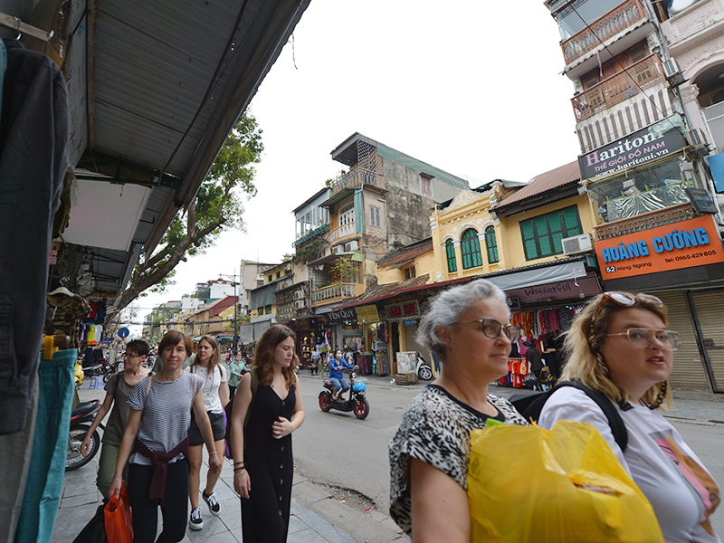 Lượng du khách nước ngoài tại Hà Nội vẫn khá lớn dù dịch bệnh đang diễn biến phức tạp tại thủ đô.