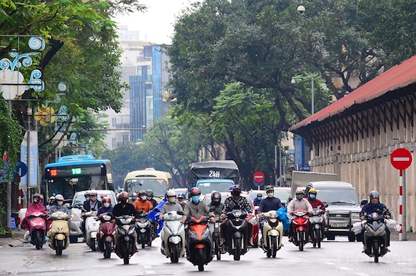 Hà Nội ghi nhận lượng người tham gia giao thông tăng vọt sau lệnh dừng cách ly xã hội được đưa ra, điều này không đảm bảo giãn cách xã hội như Chỉ thị mới của Thủ tướng.