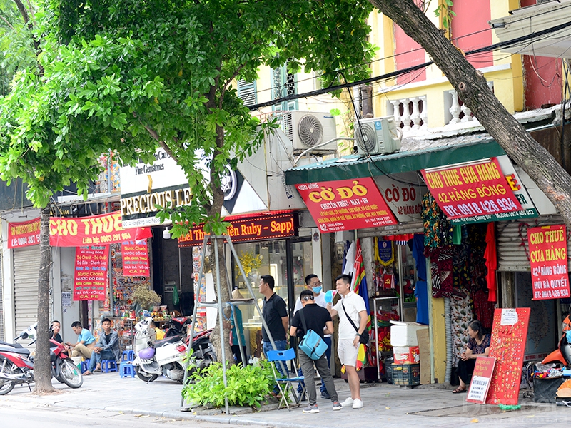 Những cửa hàng còn lại trên phố cũng vắng vẻ khách mua do chính sách thắt chặt chi tiêu trong đại dịch.