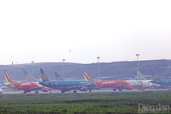 Hàng loạt máy bay của các hãng đắp chiếu do số chuyến giảm mạnh trong tháng 8. Ảnh: Quốc Tuấn