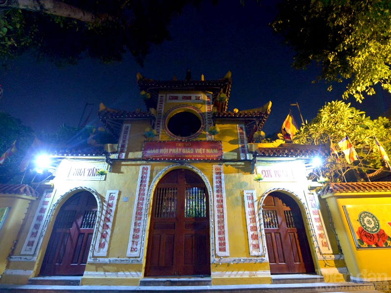 Khung cảnh vắng lặng trước cổng chùa Quán Sứ - nơi đặt trụ sở TW Hội Phật giáo Việt Nam.
