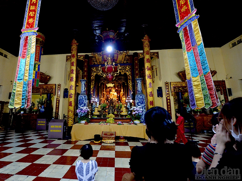 Một số ít người dân vẫn đến chùa Quán Sứ làm lễ vào đêm 14 rạng sáng ngày 15 tháng Bảy.
