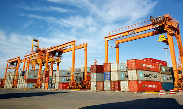 có 90% hàng hoá xuất nhập khẩu của Việt Nam đi bằng đường biển, trong khi đó, các hãng tàu vận chuyển container nước ngoài đang áp đặt việc thu phí và phụ phí rất cao