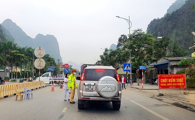 Chốt kiểm soát người và phương tiện tại khu vực KM15 Quảng Hanh, TP Cẩm Phả, Quảng Ninh.