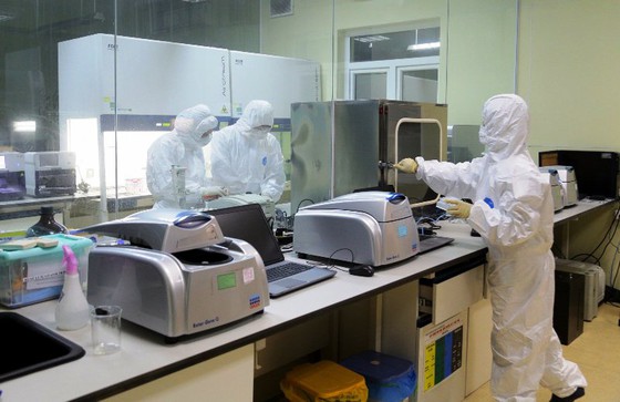 Cán bộ dịch tễ của tỉnh Quảng Ninh làm việc xuyên đêm để xét nghiệm các trường hợp tiếp xúc, nghi nhiễm Covid-19