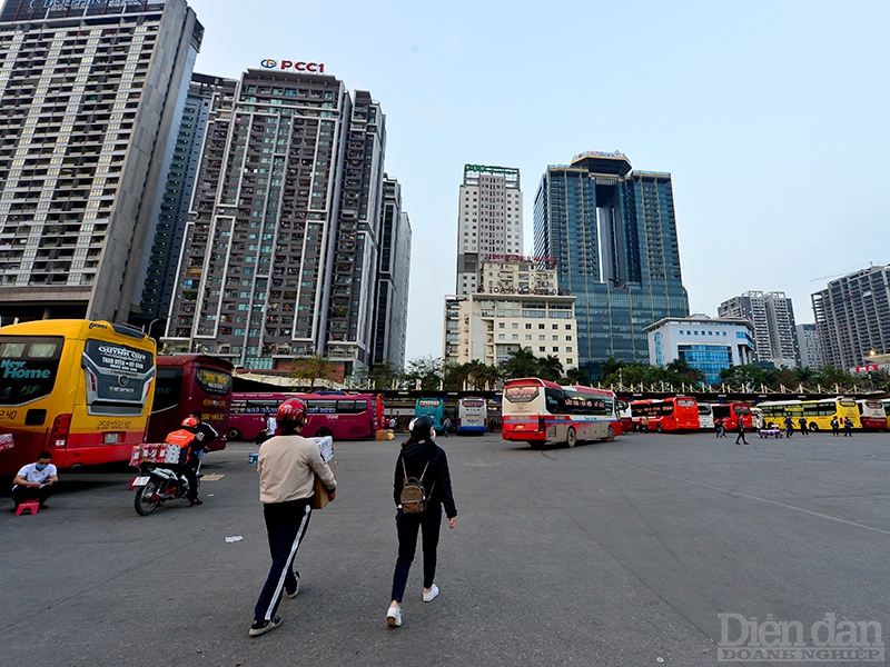 Thừa xe thiếu khách là tình trạng ở hầu hết các bến xe khách tại Hà Nội.