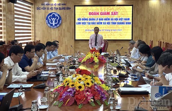 Ông Hoàng Quang Phòng, Phó Chủ tịch VCCI, trưởng đoàn Giám sát của Đoàn giám sát Hội đồng quản lý BHXH Việt Nam làm việc tại Quảng Bình sáng ngày 2/4.
