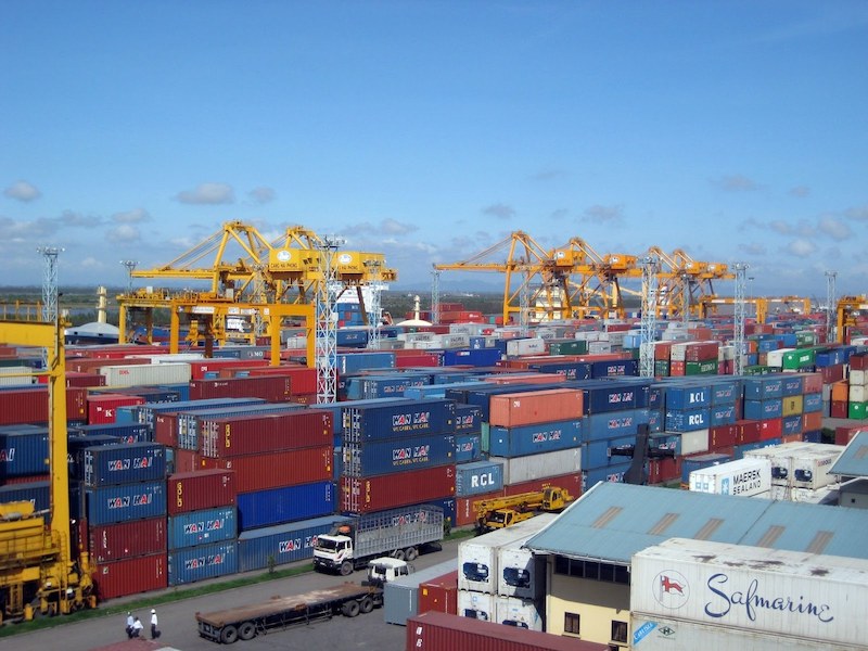 Đối với hàng tạm nhập tái xuất, hàng gửi kho ngoại quan, hàng quá cảnh, hàng chuyển khẩu và hàng hóa xuất nhập khẩu mở tờ khai ngoài TP.HCM phải trả 2,2 triệu đồng/container 20 ft, 4,4 triệu đồng/container 40 ft hoặc 50.000 đồng/tấn hàng lỏng, hàng rời.