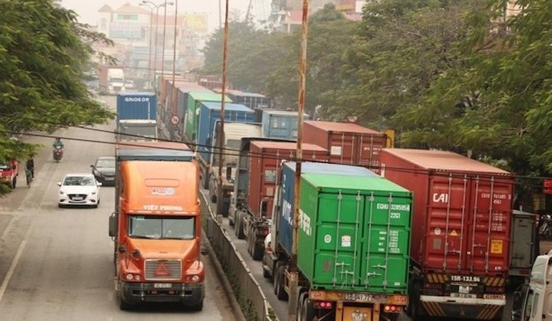 Cảnh tượng xe tải vận chuyển nguyên liệu hàng hoá tắc dài những ngày qua 