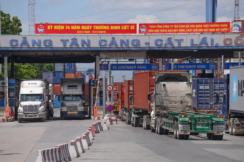 Tổng công ty Tân Cảng Sài Gòn vừa thông báo dừng nhận nhiều loại hàng hóa tại cảng Cát Lái do lượng containner tồn bãi tăng nhanh, nguy cơ gián đoạn hoạt động. 