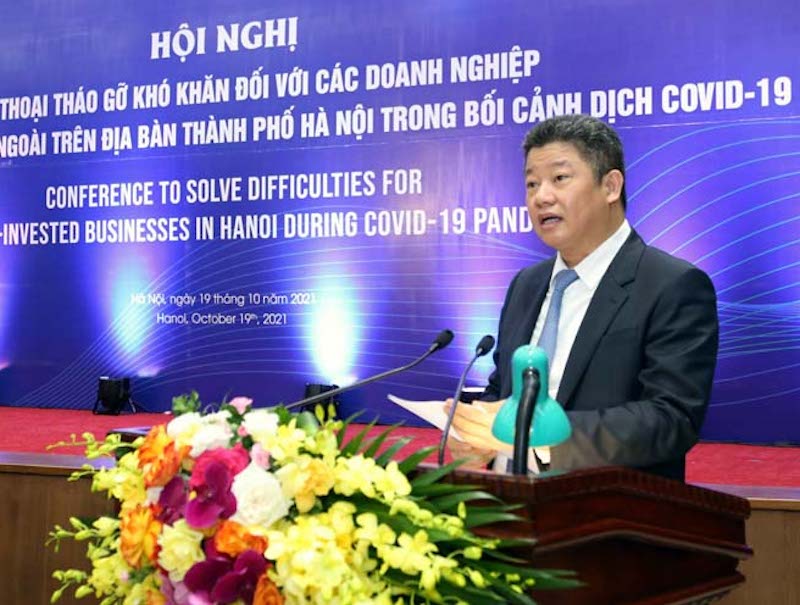 Phó Chủ tịch UBND TP Nguyễn Mạnh Quyền, trước những khó khăn do ảnh hưởng của dịch Covid-19, chính quyền TP Hà Nội đã và đang nỗ lực hết mình, thực hiện nhiều biện pháp để kiểm soát dịch bệnh sớm nhất và nhanh nhất. Tập trung hỗ trợ các doanh nghiệp, các nhà đầu tư nước ngoài