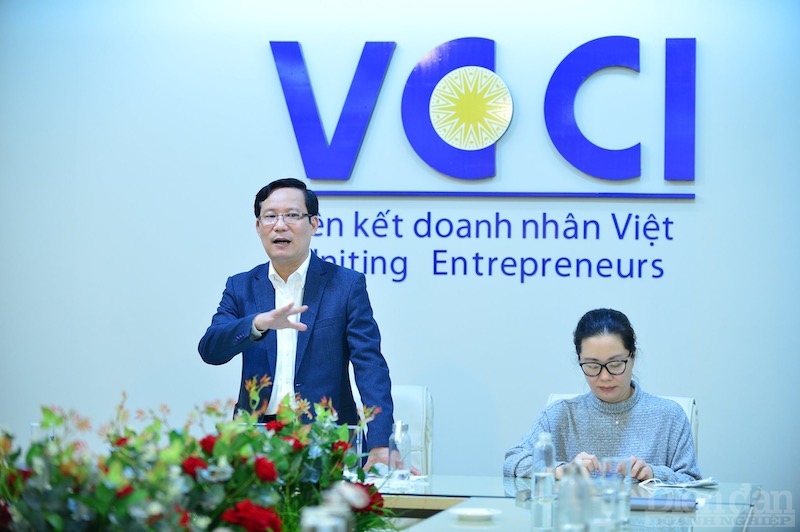 Chủ tịch VCCI Phạm Tấn Công gặp gỡ và trao đổi với các Hiệp hội doanh nghiệp chiều ngày 19/10.