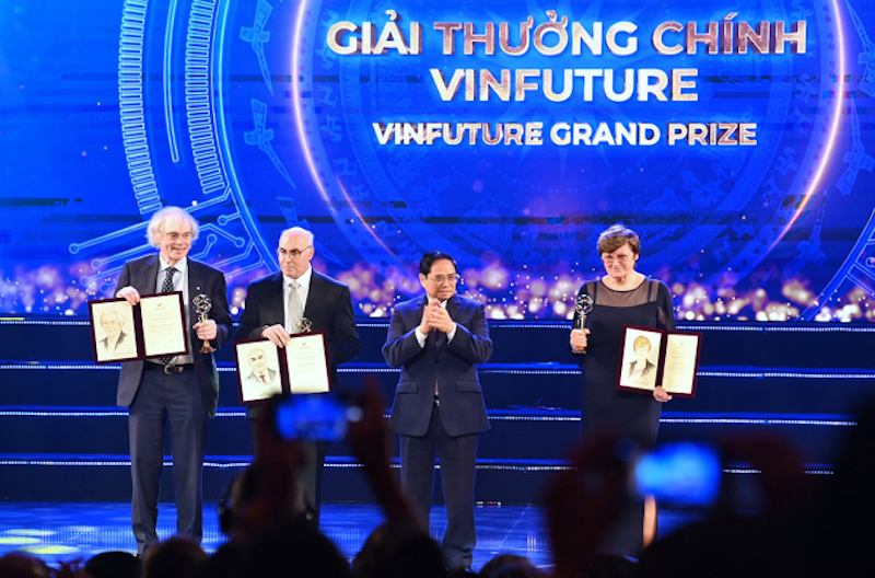 Thủ tướng Phạm Minh Chính trao giải thưởng cho ba nhà khoa học. 