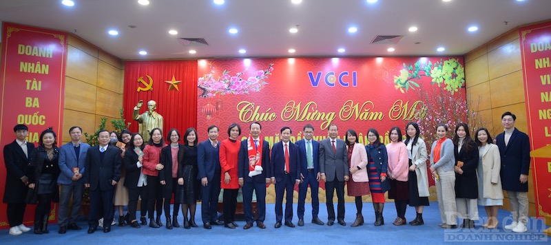 Lãnh đạo VCCI chụp ảnh lưu niệm cùng cán bộ nhân viên VCCI.