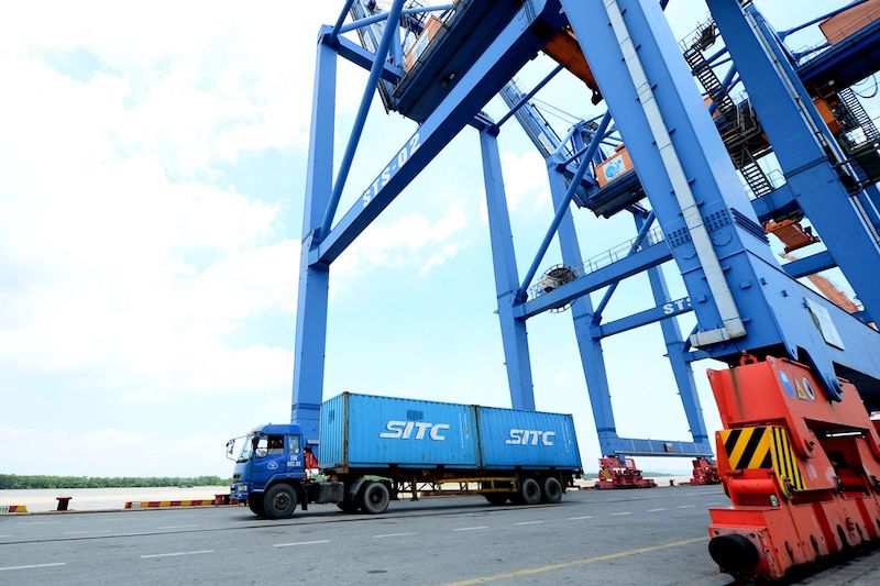 các doanh nghiệp xuất nhập khẩu lo ngại việc tăng gía sàn dịch vụ bốc dỡ container sẽ là cái “cớ” để các hãng tàu tăng phí THC làm tăng chi phí