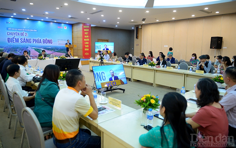 Diễn đàn “Quy hoạch đô thị ven sông Hồng chuyên đề 2: Điểm sáng phía Đông” diễn ra sáng ngày 25/10 tại Hà Nội.
