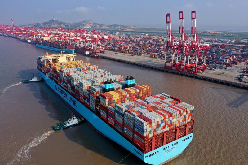 háng 7 vừa qua, Maersk thông báo họ đang có kế hoạch áp dụng phụ phí 170 euro/container 40ft cho các tuyến châu Á đến Bắc Âu và 185 euro/40ft cho các tuyến Bắc Âu đến Hoa Kỳ, do đó chuyển các chi phí điều tiết bổ sung.