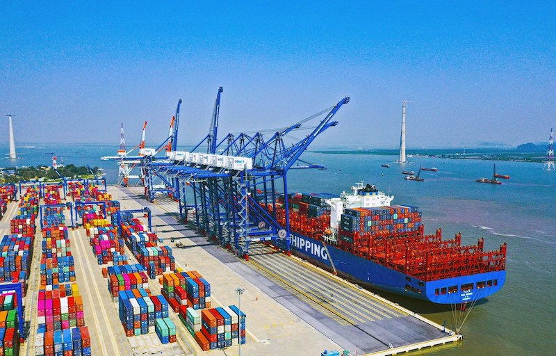 giảm 50% mức thu phí đối với hàng hóa của đối tượng nộp phí khi vào cảng và dời cảng bằng phương tiện thủy nội địa hoạt động trên các tuyến đường thủy.