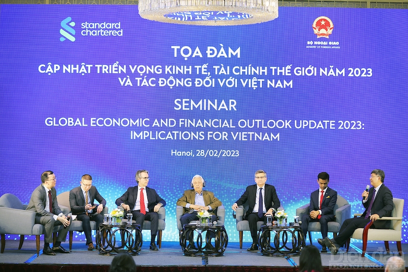 Kinh tế Việt Nam nửa đầu năm 2023 vẫn đối mặt với một số rủi ro vĩ mô như lạm phát, nợ công, khôi phục lòng tin, song triển vọng phục hồi tích cực vào nửa cuối năm.