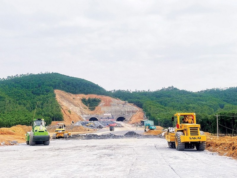 Bộ trưởng Nguyễn Văn Thắng yêu cầu tập trung tháo gỡ khó khăn, đẩy nhanh tiến độ triển khai các dự án, nhất là các dự án thành phần cao tốc Bắc – Nam phải hoàn thành trong năm 2023.