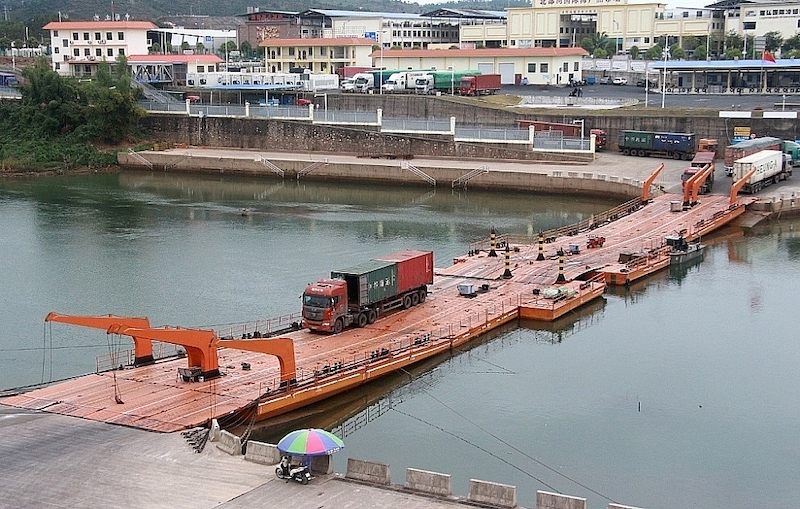 ang xuất khẩu các mặt hàng thủy sản tươi sống, chủ yếu là qua cảng ICD Thành Đạt – Km3 + Km4, tại cặp chợ Biên Mậu Móng Cái – Đông Hưng
