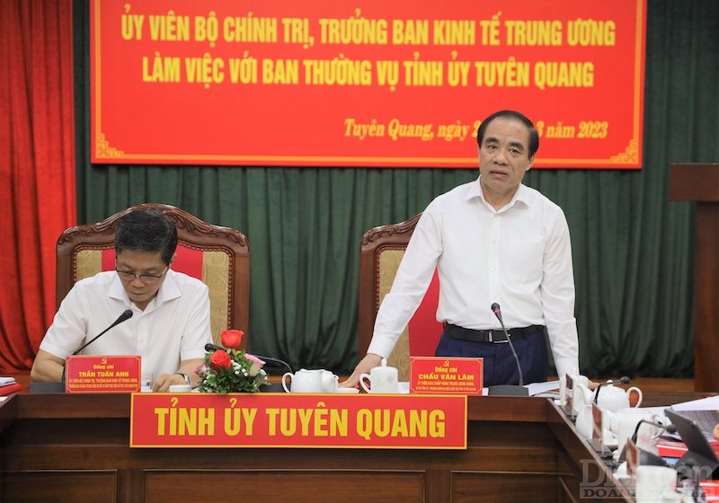 Lãnh đạo tỉnh Tuyên Quang báo cáo tại buổi làm việc.