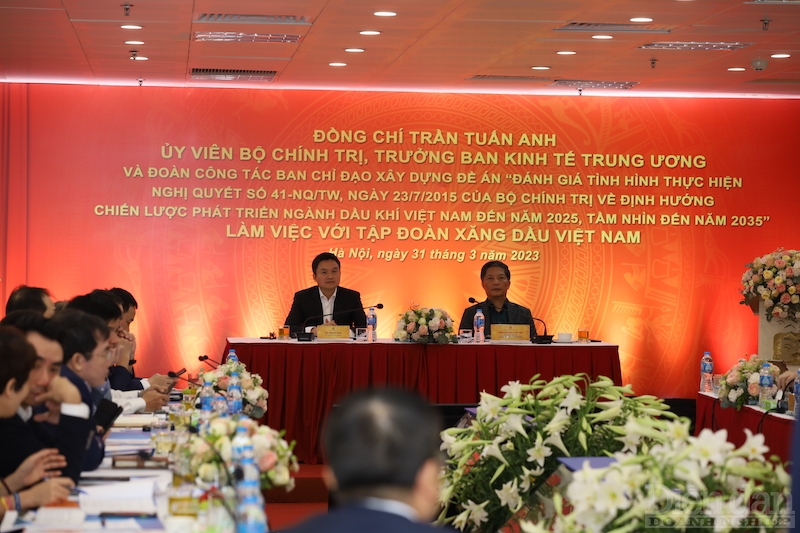 buổi làm việc với Tập đoàn Xăng dầu Việt Nam (Petrolimex), ông Trần Tuấn Anh, Trưởng Ban Kinh tế Trung ương, Trưởng Ban Chỉ đạo xây dựng Đề án “Đánh giá tình hình triển khai thực hiện Nghị quyết 41-NQ/TW, ngày 23/7/2015 của Bộ Chính trị về định hướng chiến lược phát triển ngành Dầu khí Việt Nam đến năm 2025, tầm nhìn đến năm 2035”