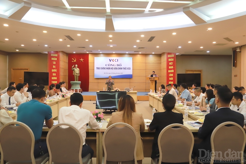 Liên đoàn Thương mại và Công nghiệp Việt Nam (VCCI) công bố trao chứng nhận hội viên chính thức VCCI đợt 1 năm 2023.
