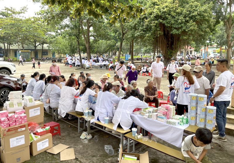 ác y bác sỹ và nhân viên y tế đến từ hệ thống phòng khám Đức Hòa và bệnh viện Nhi Sài Gòn thăm khám bệnh cho người dân và các bé có hoàn cảnh khó khăn.