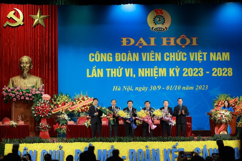 Tại Đại hội Công đoàn Viên chức Việt Nam lần thứ VI, nhiệm kỳ 2023 - 2028, Phó Chủ tịch VCCI Hoàng Quang Phòng vinh dự nhận Giải thưởng cống hiến của Công đoàn Viên chức Việt Nam.