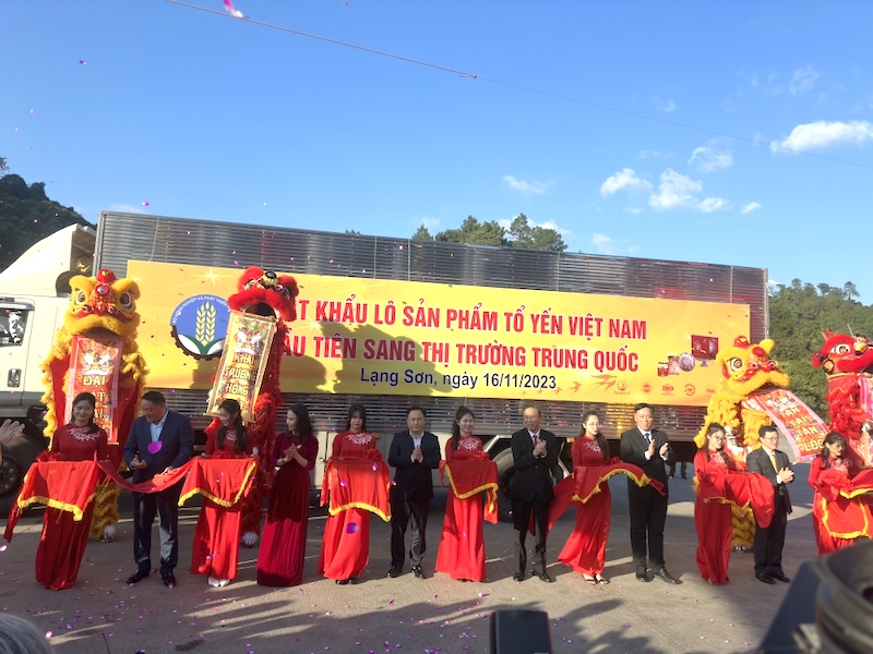 Lễ xuất khẩu lô sản phẩm tổ yến đầu tiên của Việt Nam sang thị trường Trung Quốc vừa được diễn ra ngày 16/11 tại Lạng Sơn.