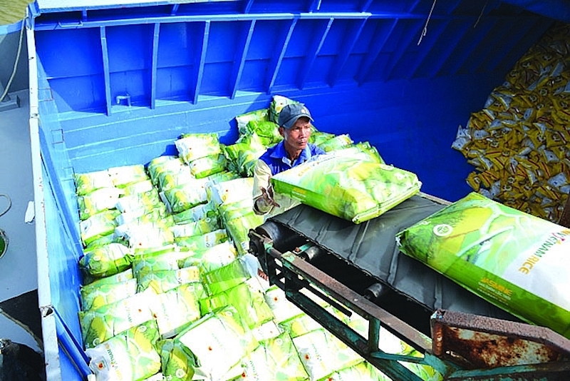 11 tháng, xuất khẩu gạo đạt 7,8 triệu tấn, với mức tăng kỷ lục về giá trị đạt 4,4 tỉ USD. Dự báo cả năm sẽ lập kỷ lục cả về khối lượng và kim ngạch với 8,3-8,4 triệu tấn và 4,7- 4,8 tỷ USD.