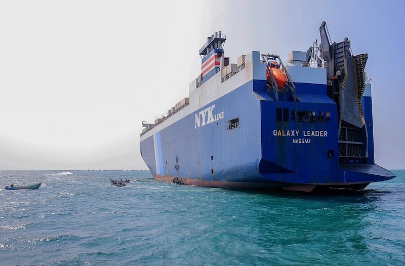 Tàu chở hàng Galaxy Leader (phải) bị lực lượng Houthi bắt giữ ngày 17/12, về tới cảng tỉnh Hodeida, ngoài khơi Biển Đỏ. (Ảnh: AFP)