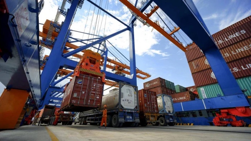 Còn nhiều ý kiến băn khoăn với đề xuất Loại bỏ hoàn toàn khung giá tác nghiệp shipside trong quy định về bốc đỡ hàng hóa tại cảng biển Việt Nam