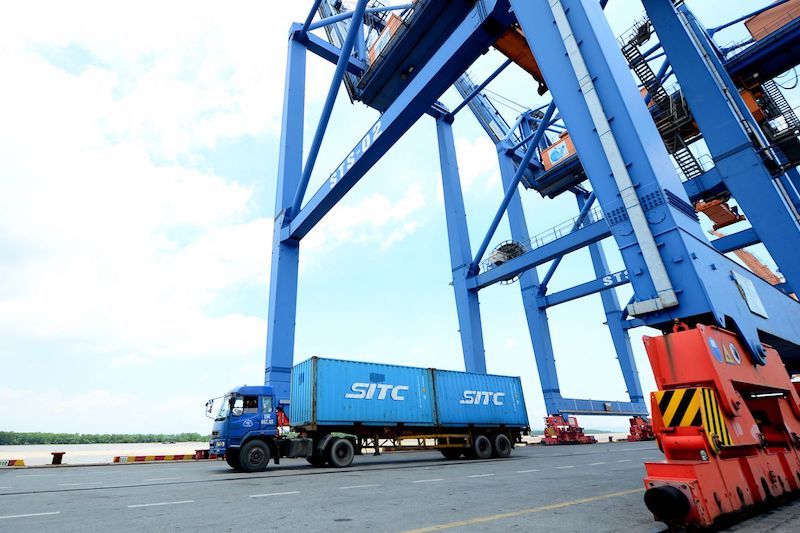 Bộ GTVT vừa ban hành Thông tư 39/2023 về việc ban hành biểu khung giá dịch vụ hoa tiêu, dịch vụ sử dụng cầu, bến, phao neo, dịch vụ bốc dỡ container và dịch vụ lai dắt tại cảng biển Việt Nam.