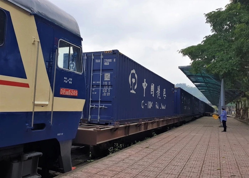 Hàng hoá tại ga liên vận quốc tế Đồng Đăng liên tục qua lại giữa đường sắt hai nước Việt Nam - Trung Quốc.