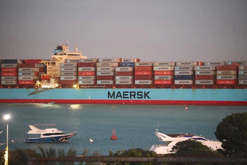 Tàu container Maersk Sentosa đi về hướng nam để rời kênh đào Suez ở Ai Cập hôm 21-12 - Ảnh: CNN