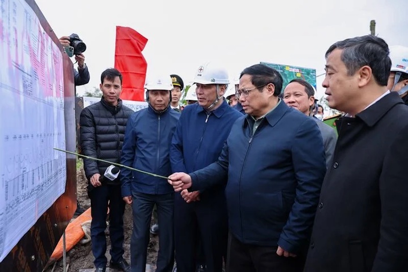 Thủ tướng Phạm Minh Chính nghe báo cáo tiến độ thi công dự án đường dây 500 kV mạch 3 từ Quảng Trạch (Quảng Bình) đến Phố Nối (Hưng Yên). 